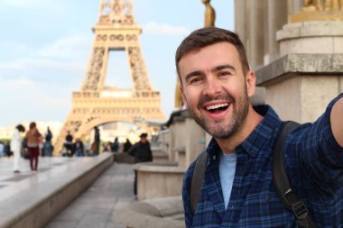 Kendinden geçmiş bir adam Eyfel Kulesi, Paris 'te selfie çekiyor.