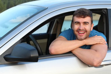 Çekici bir adam araba kullanıyor, yakın plan bir portre.