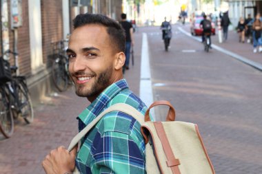 Avrupa caddesinde yakışıklı bir gencin yakın plan portresi.