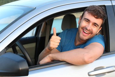 Çekici bir adam araba kullanıyor, yakın plan bir portre.