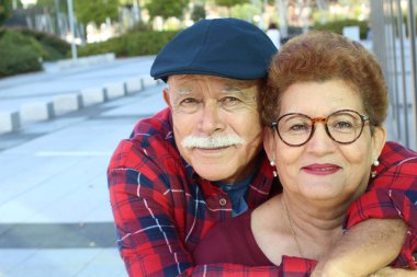 Aşk ilişkisi olan yaşlı vatandaşlar