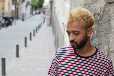 Sokaktaki genç ve şık melez adamın yakın plan portresi.