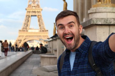 Kendinden geçmiş bir adam Eyfel Kulesi, Paris 'te selfie çekiyor.