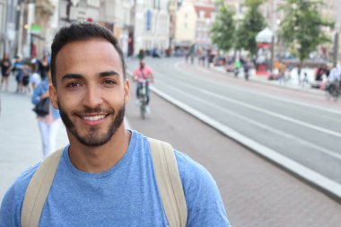 Avrupa caddesinde yakışıklı bir gencin yakın plan portresi.