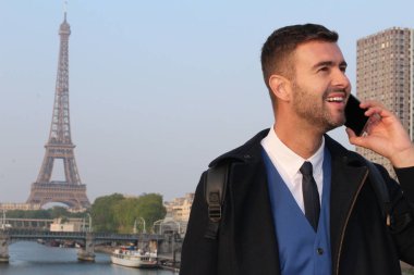 Gündüz vakti Paris caddesinden şık giyinmiş bir beyefendi arıyor.