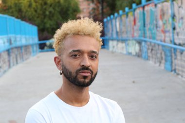 Sokaktaki genç ve şık melez adamın yakın plan portresi.