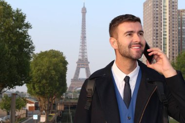 Gündüz vakti Paris caddesinden şık giyinmiş bir beyefendi arıyor.