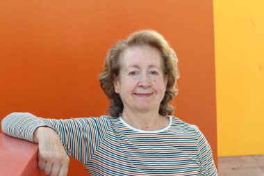 Yüzünde gülümseme olan son sınıf bir kadının portresi.