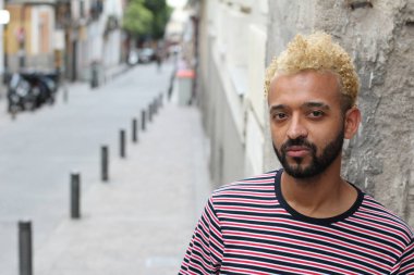 Sokaktaki genç ve şık melez adamın yakın plan portresi.