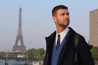 Gündüz vakti Paris caddesinde dikilen sıradan giysili klasik bir beyefendi.