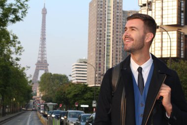 Gündüz vakti Paris caddesinde dikilen sıradan giysili klasik bir beyefendi.