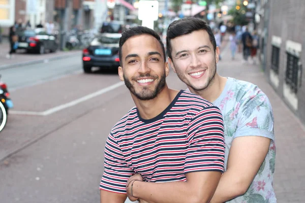 Portrait Gros Plan Couple Gay Interracial Dans Rue Européenne — Photo