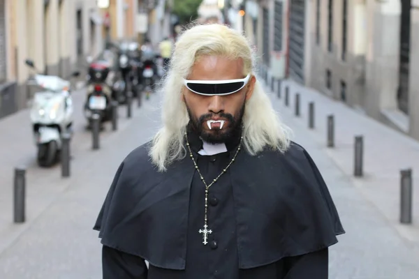 Papaz Gibi Giyinmiş Bir Vampir Dışarıda Dolaşıyor — Stok fotoğraf
