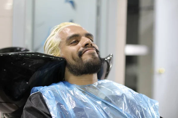 Retrato Close Jovem Lavando Cabeça Antes Corte Cabelo Barbearia — Fotografia de Stock