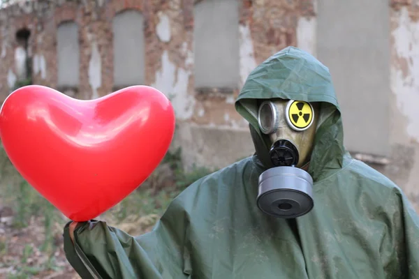 Відкритий Постріл Людини Газовій Масці Тримає Червону Кульку Формі Серця — стокове фото
