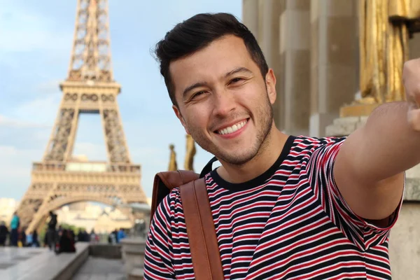 Snygg Ung Man Som Tar Selfie Eiffeltornet Paris — Stockfoto