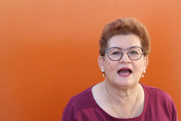 Abuela Étnica Mirando Cámara —  Fotos de Stock