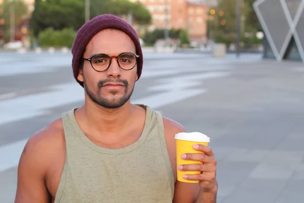 Bonito Étnico Jovem Homem Livre Com Xícara Café — Fotografia de Stock