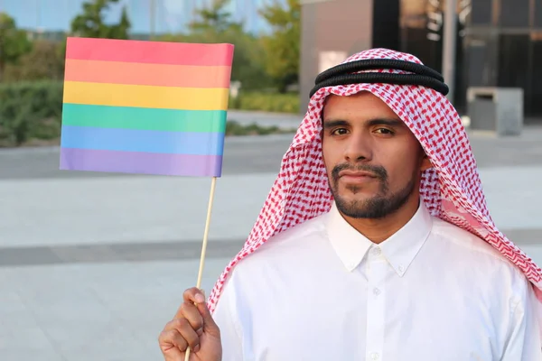 Erfolgreicher Mann Aus Dem Nahen Osten Mit Regenbogenfahne Außenporträt — Stockfoto