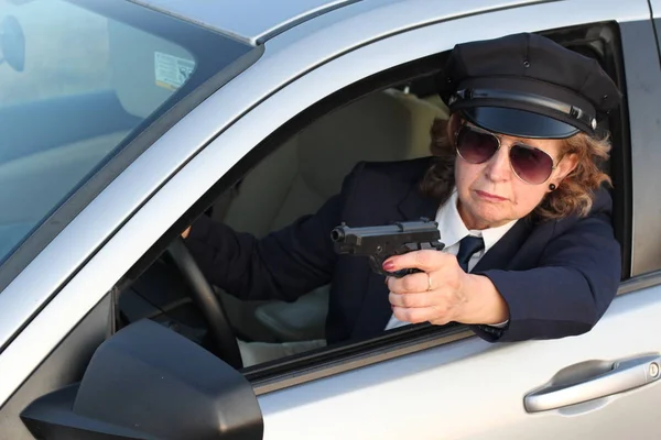 Junge Frau Polizeiuniform Mit Waffe Der Hand — Stockfoto