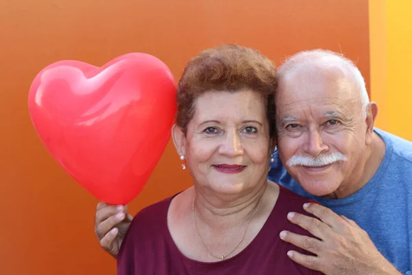 Hispânico Sênior Surpreendendo Seu Ente Querido Com Presente — Fotografia de Stock