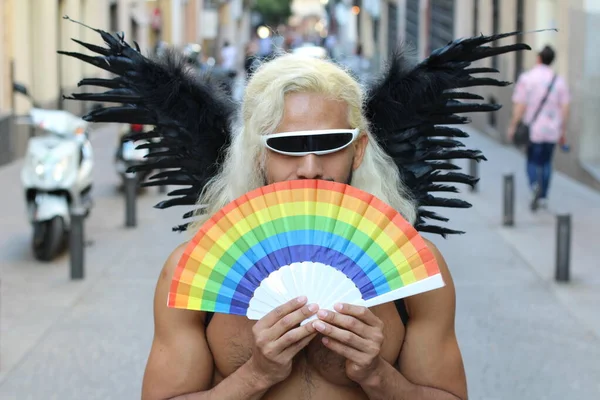 Homem Sem Camisa Com Asas Escuras Óculos Sol Ventilador Colorido — Fotografia de Stock