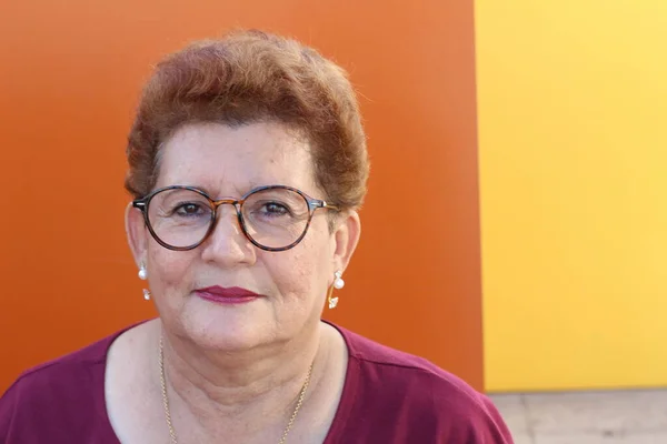 Abuela Étnica Mirando Cámara —  Fotos de Stock