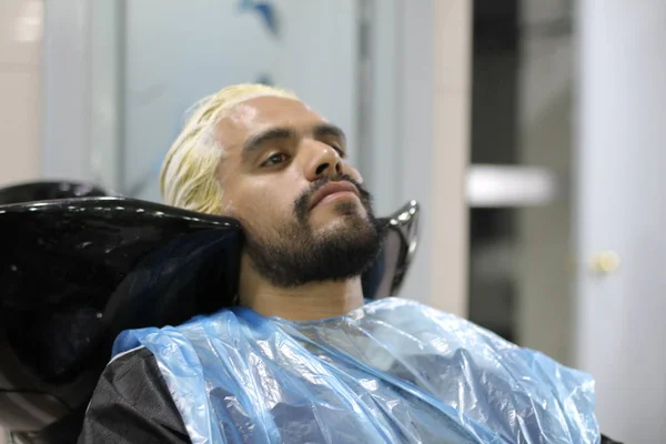 Retrato Close Jovem Lavando Cabeça Antes Corte Cabelo Barbearia — Fotografia de Stock