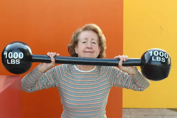 Retrato Mulher Sênior Feliz Que Trabalha Para Fora Com Barra — Fotografia de Stock