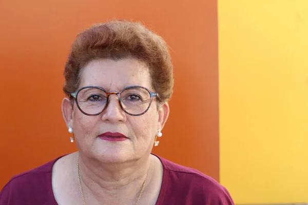 Abuela Étnica Mirando Cámara — Foto de Stock