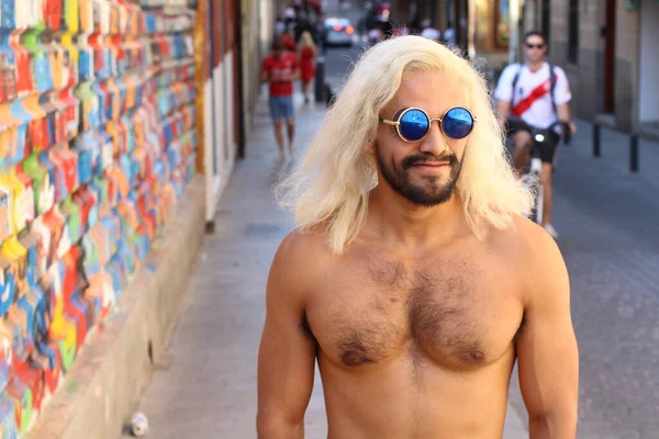 Homem Sem Camisa Com Cabelo Longo Loiro Tingido Óculos Elegantes — Fotografia de Stock