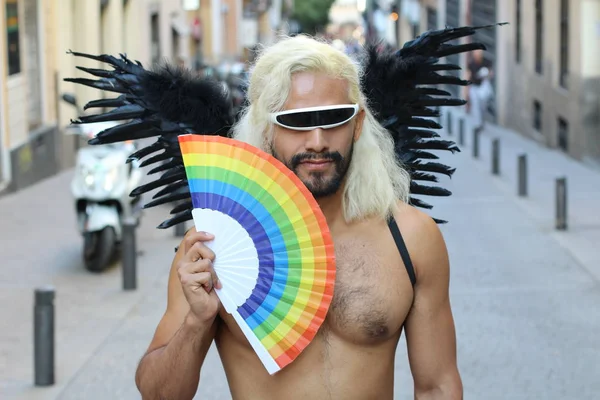 Homem Sem Camisa Com Asas Escuras Óculos Sol Ventilador Colorido — Fotografia de Stock