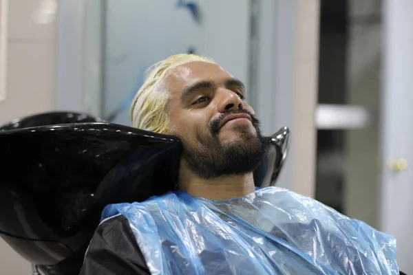 Retrato Close Jovem Lavando Cabeça Antes Corte Cabelo Barbearia — Fotografia de Stock