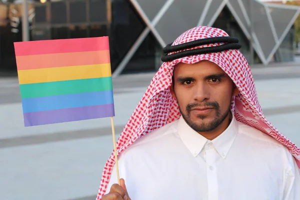 成功的中东男人举着彩虹旗 户外肖像 — 图库照片