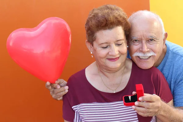 İspanyol kıdemli. Sevdiğine hediyeyle sürpriz yapıyor.