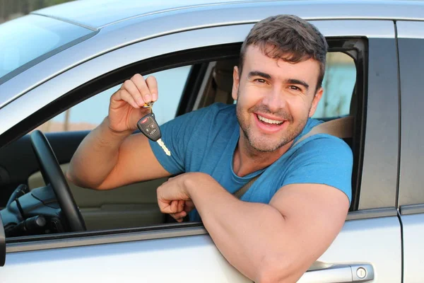 Çekici bir adam araba kullanıyor, yakın plan bir portre.
