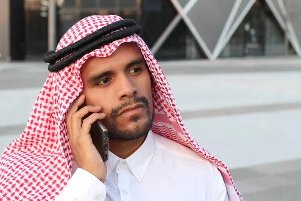 Homme Affaires Prospère Moyen Orient Parlant Sur Mobile Portrait Plein — Photo