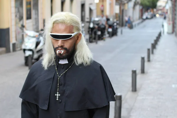 Papaz Gibi Giyinmiş Bir Vampir Dışarıda Dolaşıyor — Stok fotoğraf