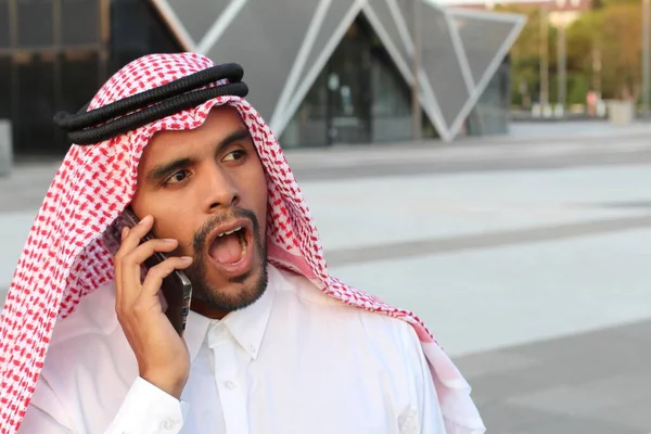 成功的中东商人谈论手机 户外肖像 — 图库照片