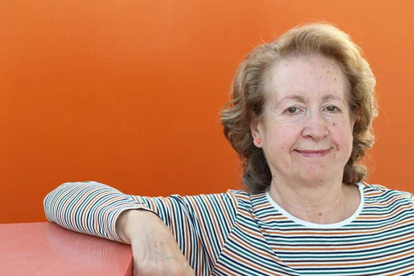 Stüdyoda güzel, olgun bir kadının portresi.