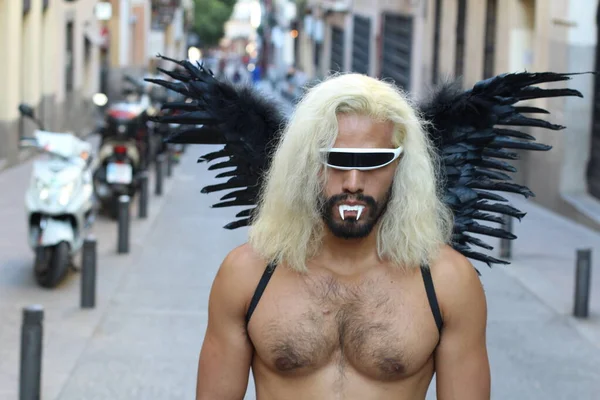 Homme Torse Avec Des Ailes Sombres Des Lunettes Soleil Debout — Photo