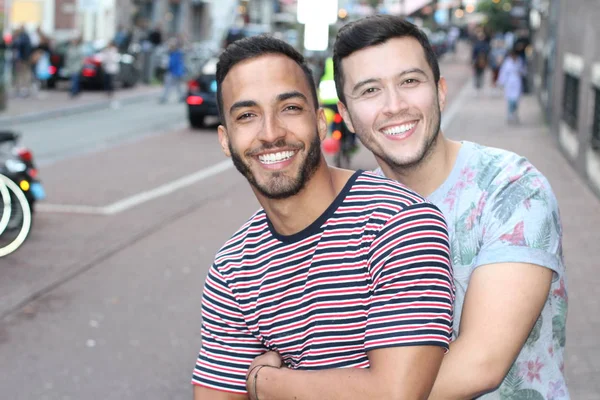 欧洲街头同性恋跨种族夫妇的特写 — 图库照片