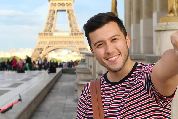 Stilvoller Junger Mann Macht Selfie Eiffelturm Paris — Stockfoto
