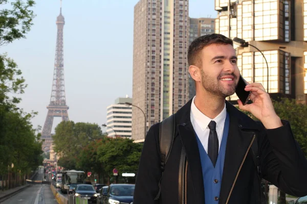 Gündüz vakti Paris caddesinden şık giyinmiş bir beyefendi arıyor.