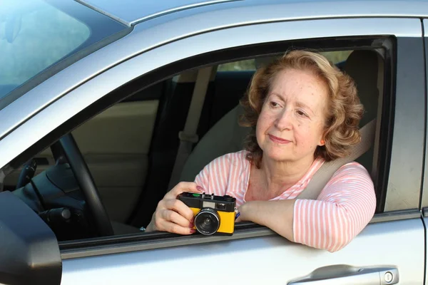Starší Žena Řidič Pomocí Vintage Camera — Stock fotografie
