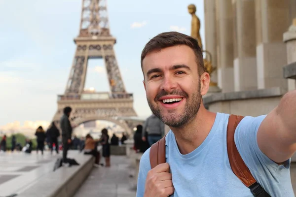 Happy Young Man Taking Selfie Eiffel Tower Paris — 스톡 사진