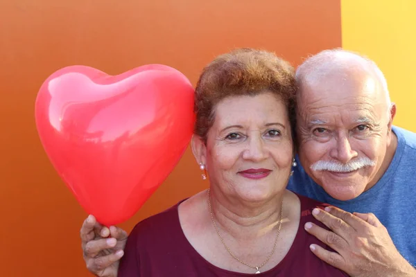 Senior Hispanik Mengejutkan Orang Yang Dicintainya Dengan Hadiah — Stok Foto