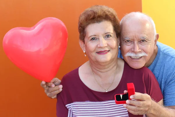 Hispânico Sênior Surpreendendo Seu Ente Querido Com Presente — Fotografia de Stock