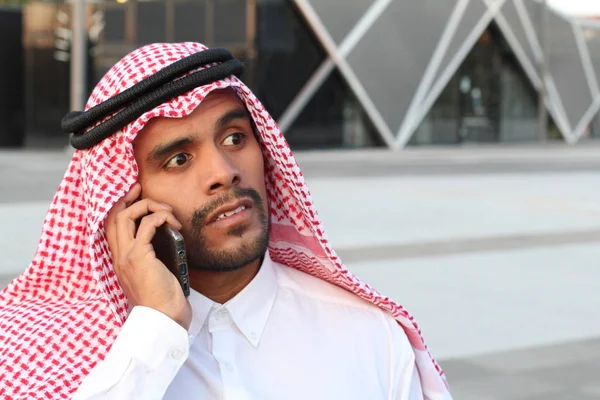 成功的中东商人谈论手机 户外肖像 — 图库照片