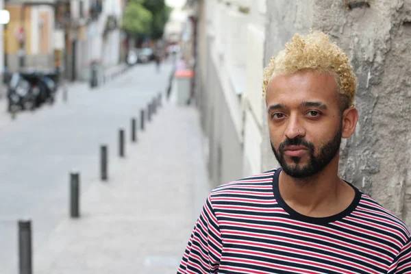 Sokaktaki genç ve şık melez adamın yakın plan portresi.